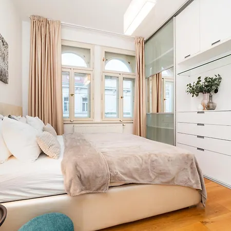 Large And Stylish Apartment In Prague Exterior photo