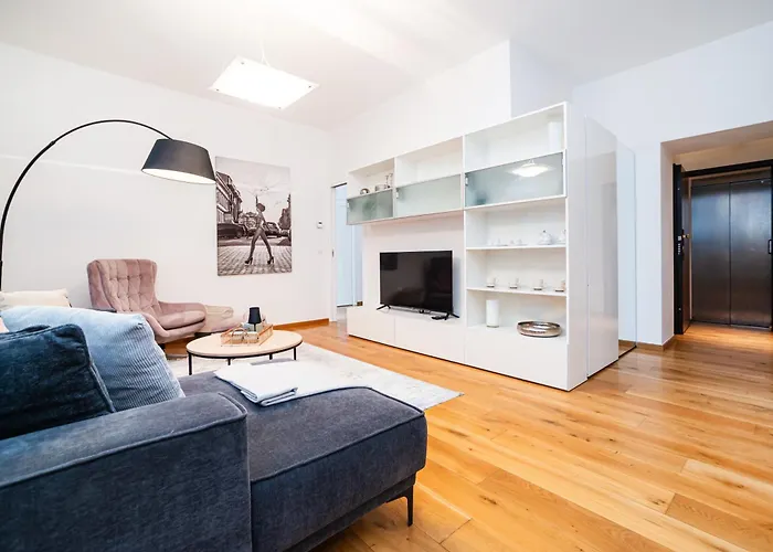 Large And Stylish Apartment In Prague