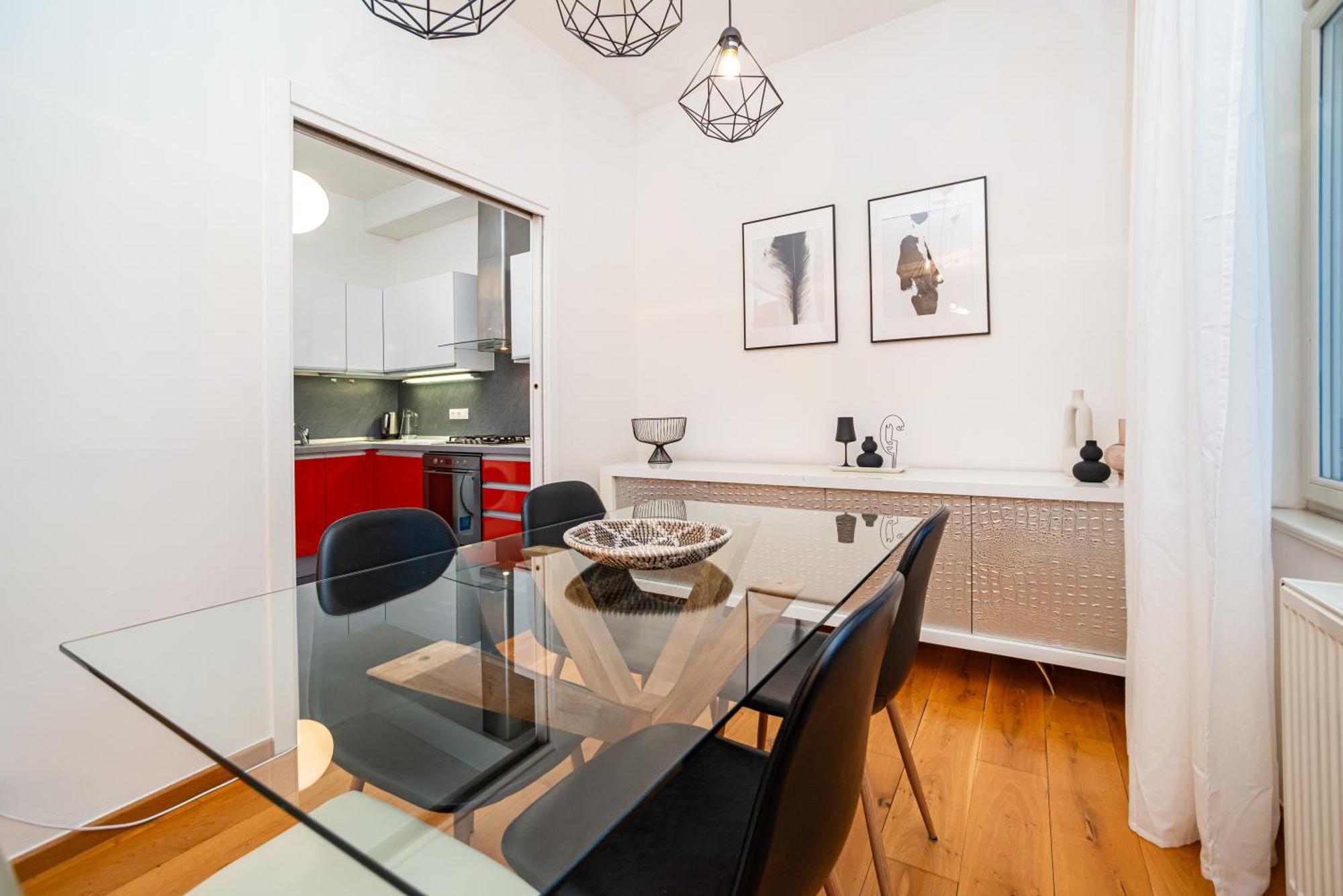 Large And Stylish In Apartment *