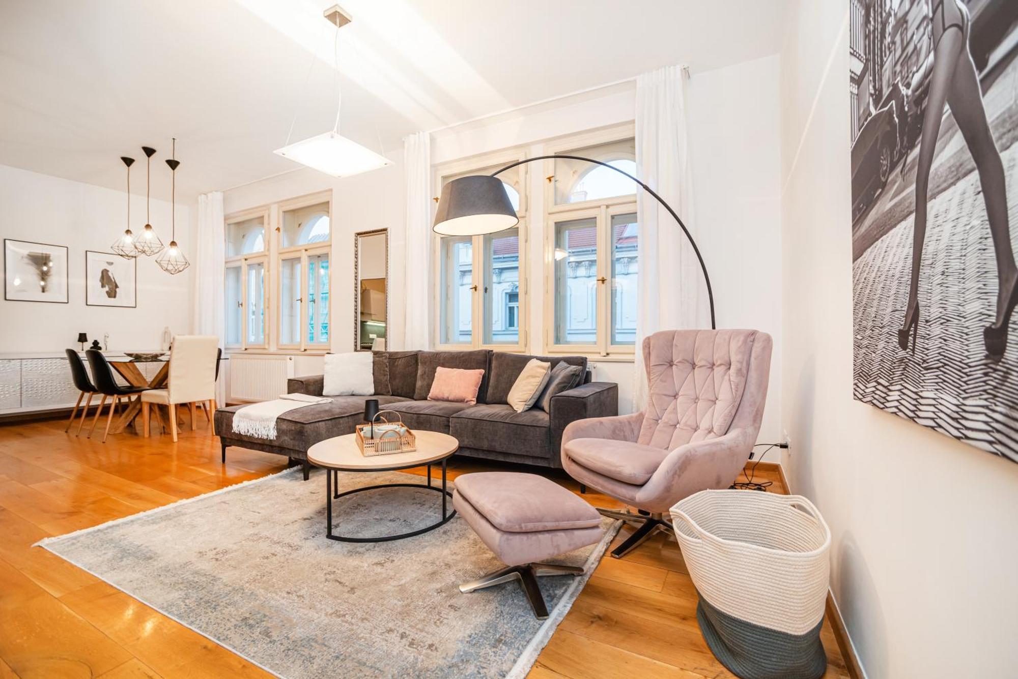 Apartment Large And Stylish In *