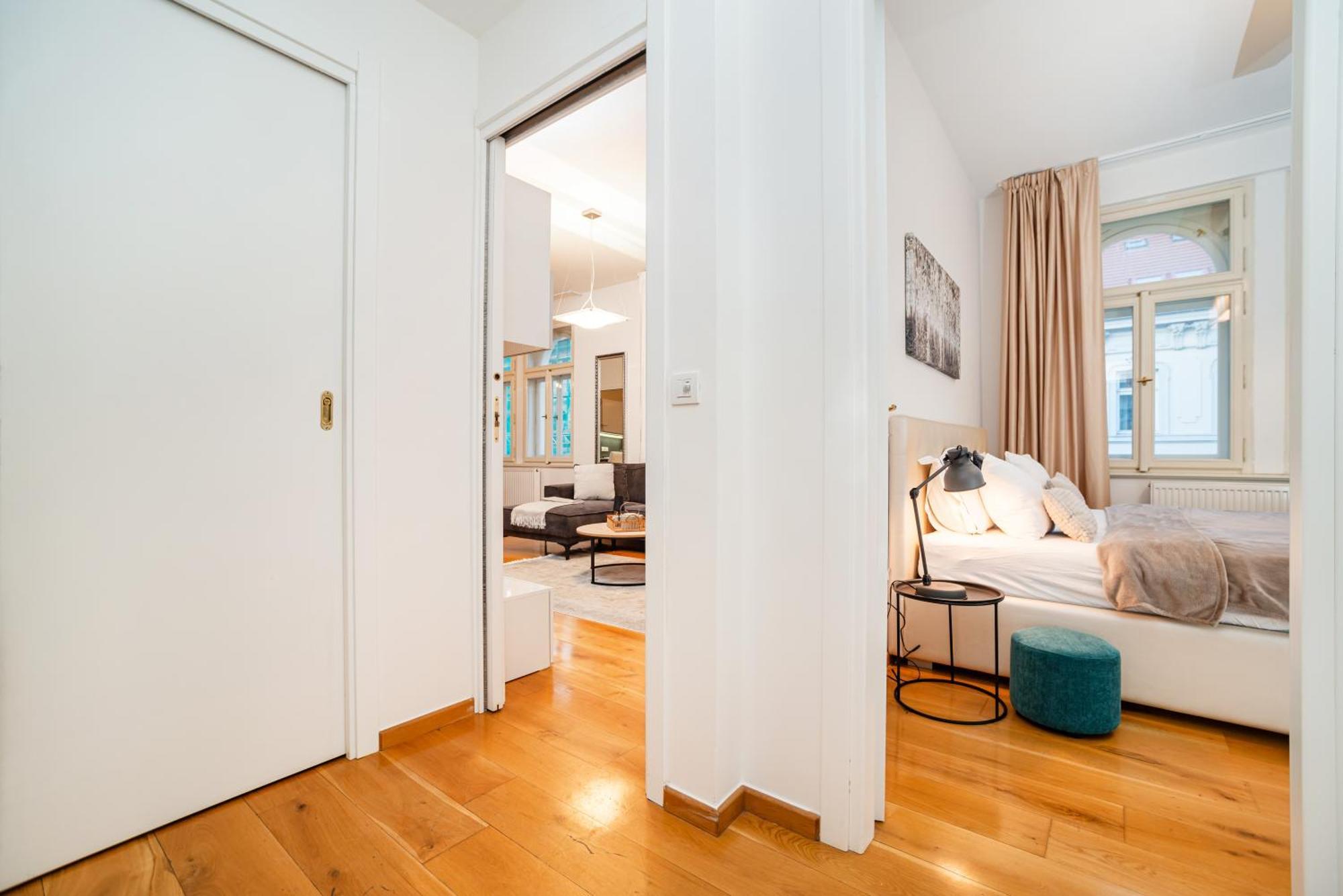 Large And Stylish In Apartment *