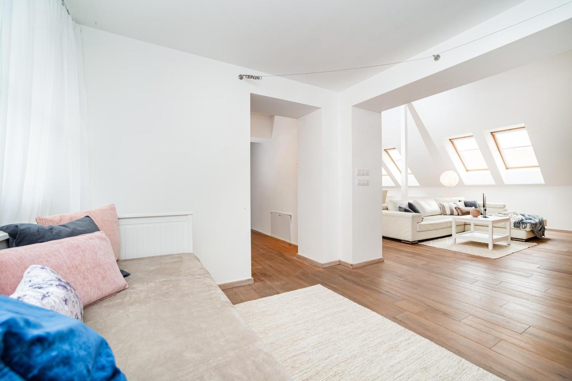 Large And Stylish In Apartment