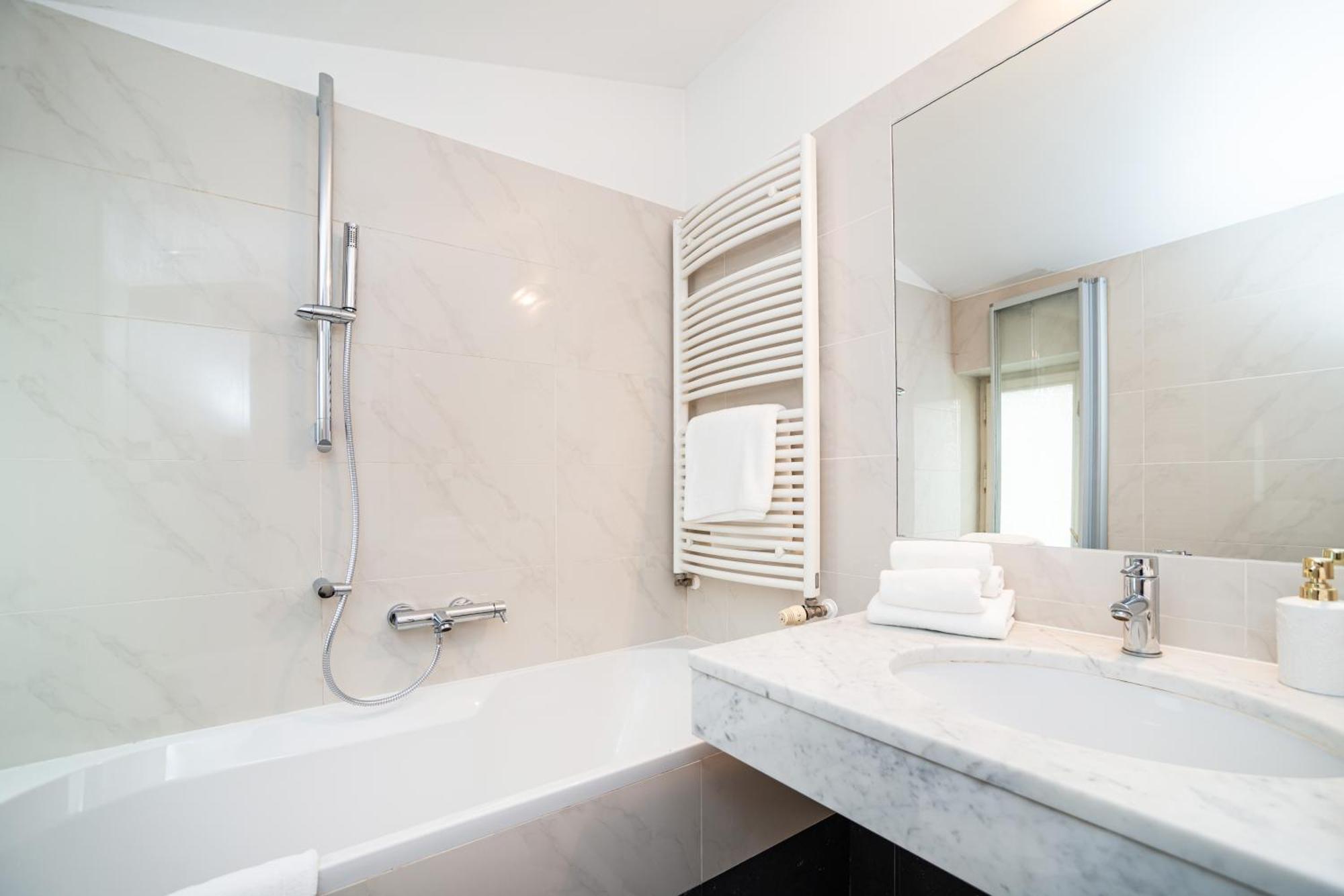 Large And Stylish In Apartament Praga