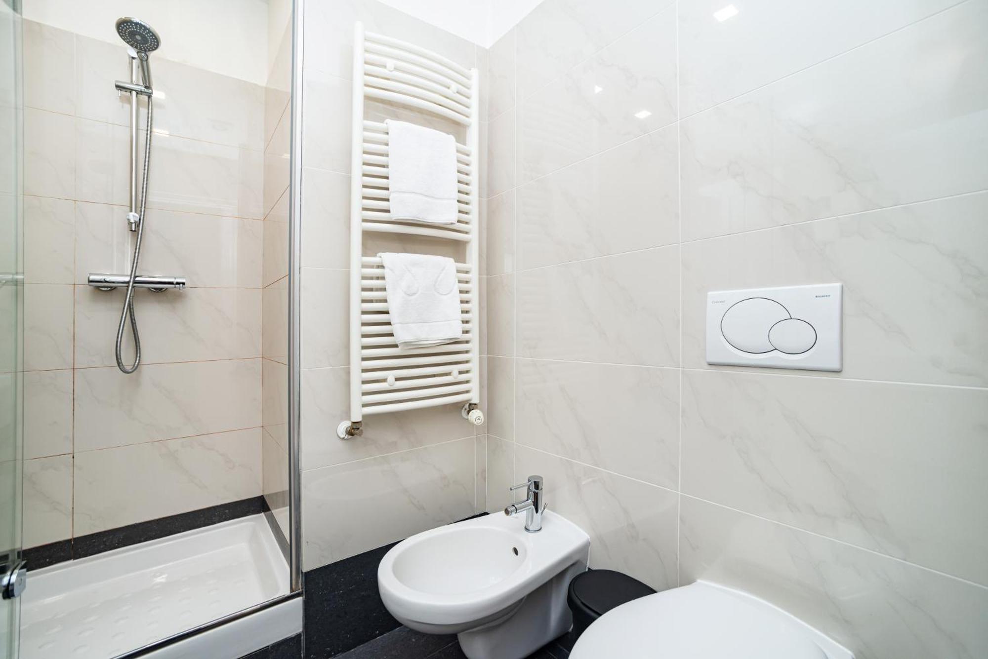 Large And Stylish In Apartament *